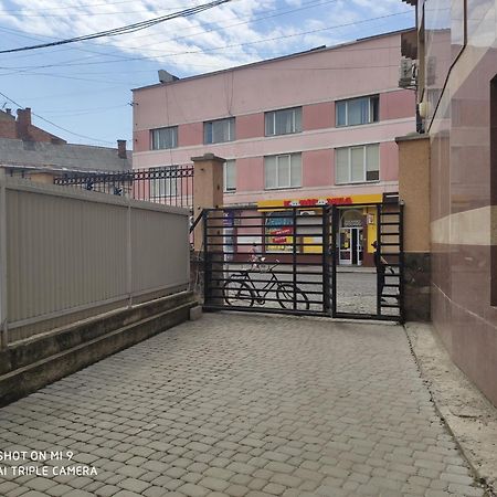 Apartments Domovik Beljaeva,5а Мукачево Екстер'єр фото